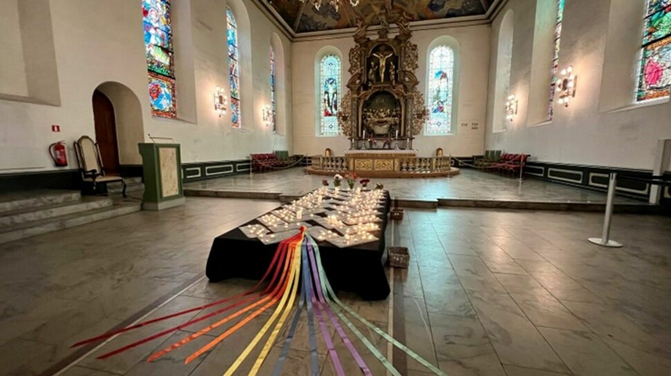 Oslo domkirke holdt sørgegudstjeneste søndag 26. juni. Lørdag var kirken åpen for stillhet og lystenning.