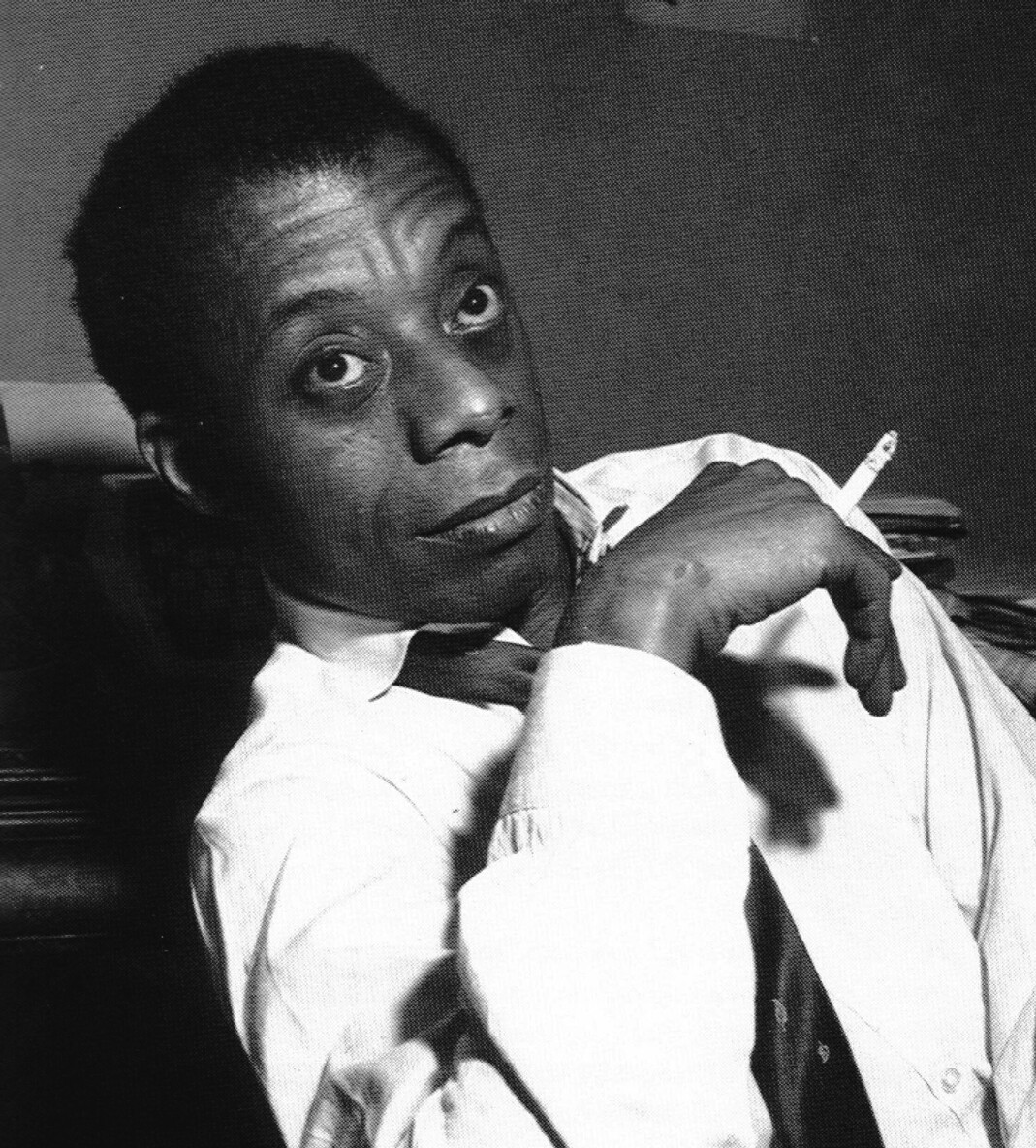 James Baldwin (1924-1987) var en amerikansk dramatiker, poet, essayist og aktivist. Hans romaner utforsker spørsmål om identitet og det komplekse sosiale og psykologiske presset som melaninrike og homofile utsettes for. James Baldwin (1924-1987) var en amerikansk dramatiker, poet, essayist og aktivist. Hans romaner utforsker spørsmål om identitet og det komplekse sosiale og psykologiske presset som melaninrike og homofile utsettes for.