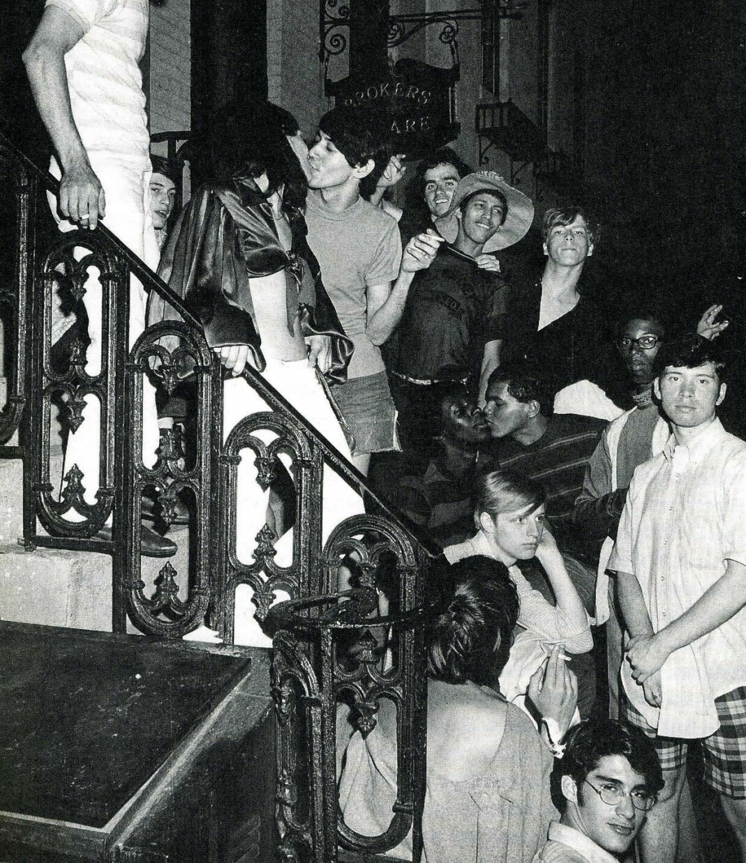 Bilde av gjestene på Stonewall Inn bare noen dager før opptøyene startet i 1969.