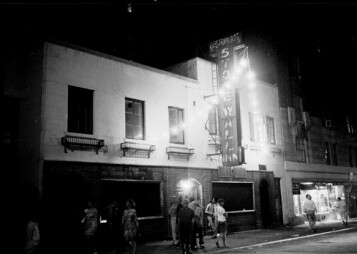 Stonewall Inn i 1969 med sortmalte vinduer.