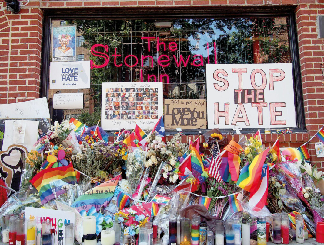 Stonewall Inn under Pride i 2016. Bildet er tatt dagen etter at president Obama annonserte Stonewall som et nasjonalt monument. Under to uker tidligere hadde 49 mennesker blitt drept i skytingen på den skeive nattklubben Pulse i Orlando.