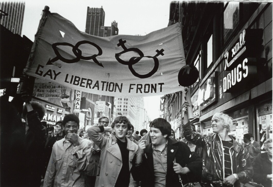 Stonewall-opprøret varte i flere dager og fødte den moderne lhbt-bevegelsen. I slutten av juli 1969 ble organisasjonen Gay Liberation Front dannet, og 27. juni ble etter hvert anerkjent som den internasjonale homodagen. Stonewall-opprøret varte i flere dager og fødte den moderne lhbt-bevegelsen. I slutten av juli 1969 ble organisasjonen Gay Liberation Front dannet, og 27. juni ble etter hvert anerkjent som den internasjonale homodagen.
