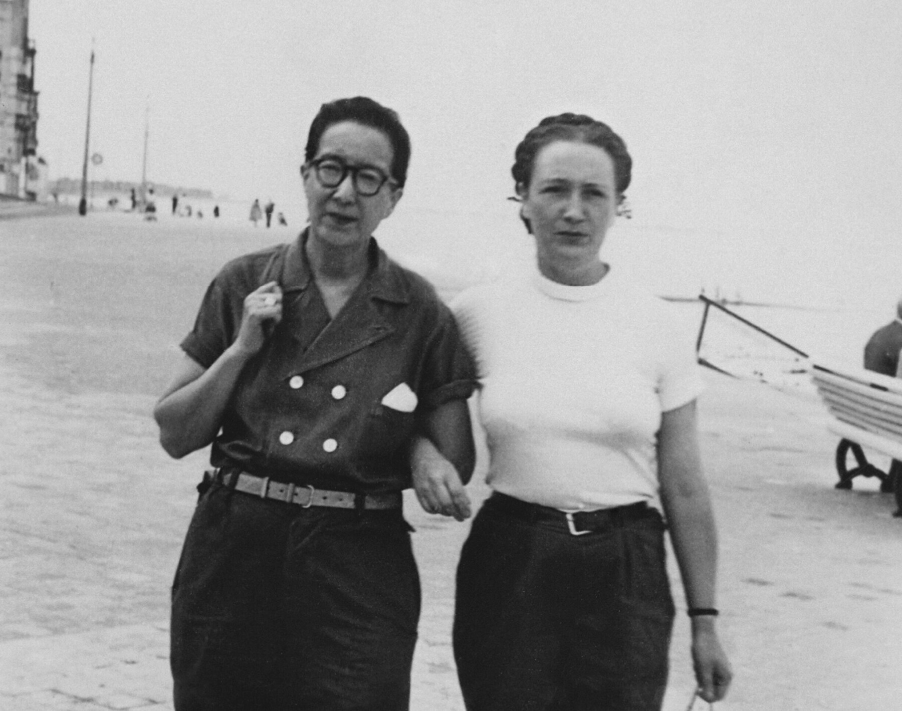 Nelly og Nadine mistet hverandre mens de satt i fangenskap, men etter krigen traff de hverandre igjen i Paris og levde sammen til Nadine døde i 1972. Nelly og Nadine mistet hverandre mens de satt i fangenskap, men etter krigen traff de hverandre igjen i Paris og levde sammen til Nadine døde i 1972.