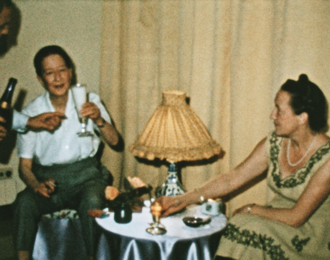 Her skåler Nadine Hwang (t.v.) og Nelly Mousset-Vos i champagne. I 1950 flyttet de til Caracas, Venezuela, sammen med Nellys datter Claude, og bodde der i 20 år. Da Nadine ble syk i 1969 returnerte de til Brussel. Her skåler Nadine Hwang (t.v.) og Nelly Mousset-Vos i champagne. I 1950 flyttet de til Caracas, Venezuela, sammen med Nellys datter Claude, og bodde der i 20 år. Da Nadine ble syk i 1969 returnerte de til Brussel.