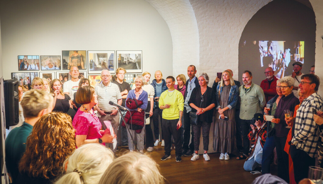 Musumsdirektør Cecilie Øyen ved Preus Fotomuseum åpner utstillingen «Over regnbuen». Utstillingen er hovedmarkeringen av museets satsing på Skeivt kulturår.