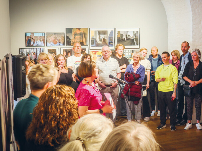 Musumsdirektør Cecilie Øyen ved Preus Fotomuseum åpner utstillingen «Over regnbuen». Utstillingen er hovedmarkeringen av museets satsing på Skeivt kulturår.