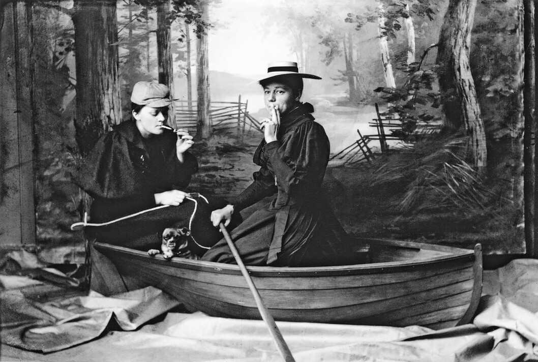 Marie Høeg og Bolette Berg i båt i studio, 1895-1903.