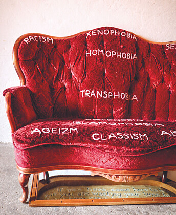 Kunstner Paulina Stroynowska har laget en sofa der en kan la fordommene sine hvile. Kunstner Paulina Stroynowska har laget en sofa der en kan la fordommene sine hvile.