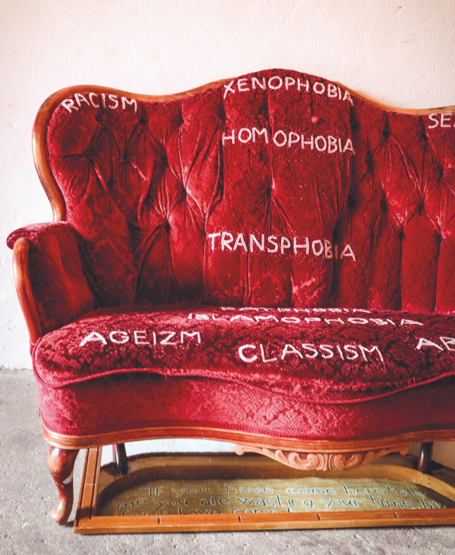 Kunstner Paulina Stroynowska har laget en sofa der en kan la fordommene sine hvile.
