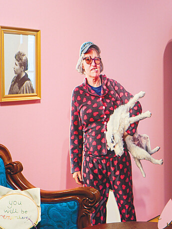 Selvportrett som «Log Lady Lusty» av fotograf Lill-Ann Chepstow-Lusty. Selvportrett som «Log Lady Lusty» av fotograf Lill-Ann Chepstow-Lusty.