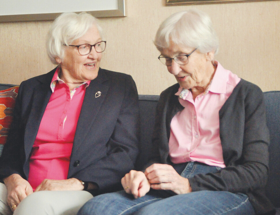 Vigdis Bunkholdt og Solveig Askjem har bodd i huset sitt på Frysja siden 1975. Solveig er på vei ut, men tar seg tid til å bli tatt bilder av sammen med kona. Stemningen mellom dem er lett. Ifølge paret har de knapt kranglet siden de ble sammen for 49 år siden.