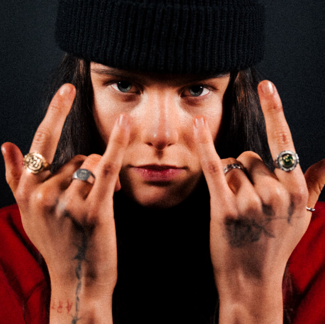 NRK P3 intervjuet Ash Olsen i forbindelse med nominasjonen Årets nykommer i november 2021. På spørsmålet om hva hun ser for seg at hun er om fem år, svarte hun: «På middag med Justin Bieber. Nei, jeg veit ikke hva jeg gjør om fem år, men jeg tror jeg er rik. Forhåpentligvis er jeg på Forbes-listen ‘30 under 30’. Det er drømmen.» NRK P3 intervjuet Ash Olsen i forbindelse med nominasjonen Årets nykommer i november 2021. På spørsmålet om hva hun ser for seg at hun er om fem år, svarte hun: «På middag med Justin Bieber. Nei, jeg veit ikke hva jeg gjør om fem år, men jeg tror jeg er rik. Forhåpentligvis er jeg på Forbes-listen ‘30 under 30’. Det er drømmen.»