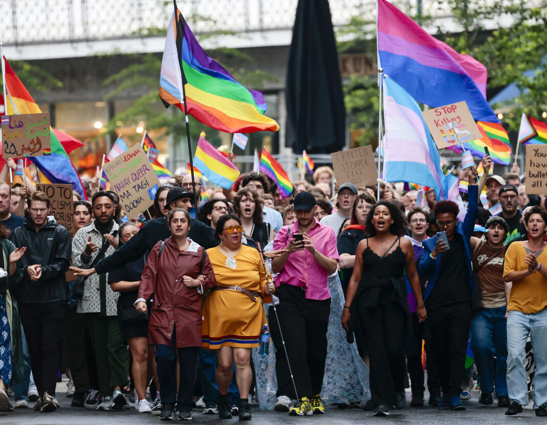 Oslo Pride-paraden ble avlyst etter råd fra politiet, men tusenvis av skeive samlet seg på Rådhusplassen etter terrorangrepet utenfor London Pub i Oslo natt til lørdag 25. juni. Oslo Pride-paraden ble avlyst etter råd fra politiet, men tusenvis av skeive samlet seg på Rådhusplassen etter terrorangrepet utenfor London Pub i Oslo natt til lørdag 25. juni.
