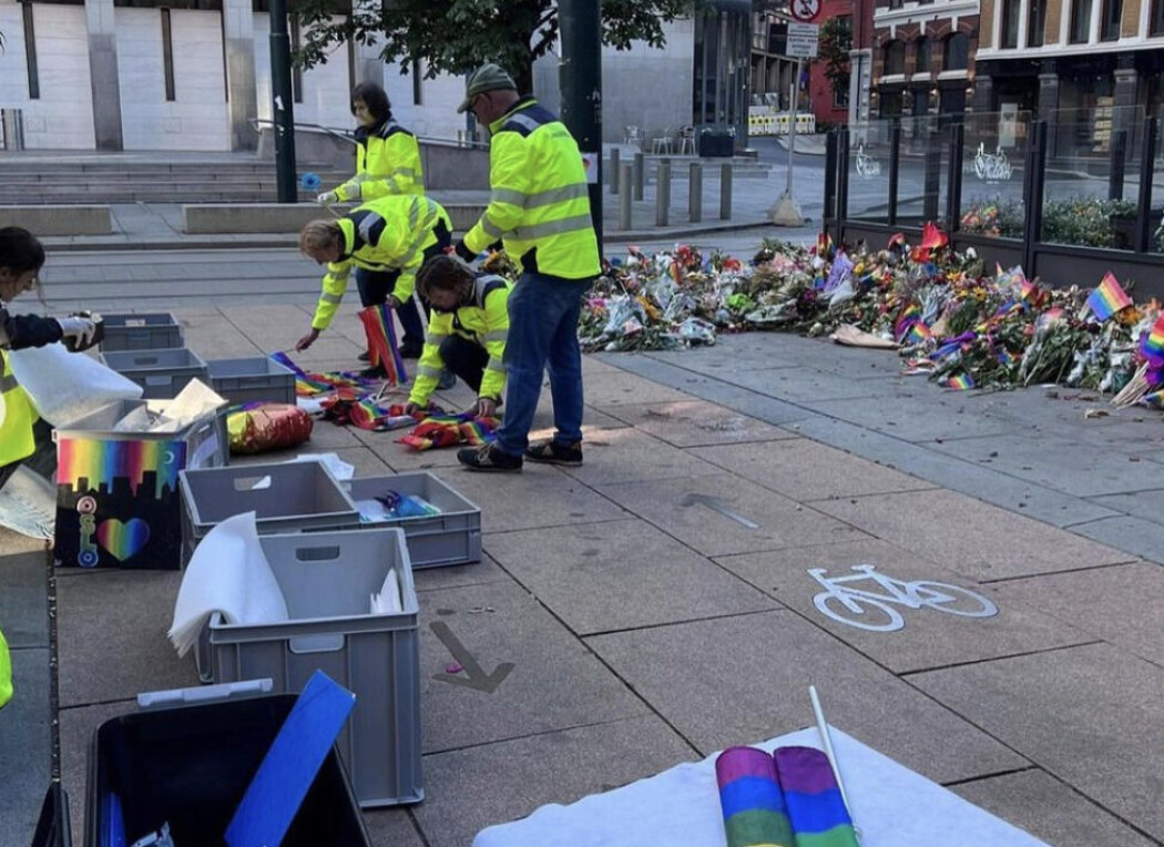 Slik så det ut på C. J. Hambros plass i dag tidlig, da Arkivverket samlet inn gjenstander lagt ned etter skyteepisoden på Per på hjørnet og London Pub natt til 25. juni. Slik så det ut på C. J. Hambros plass i dag tidlig, da Arkivverket samlet inn gjenstander lagt ned etter skyteepisoden på Per på hjørnet og London Pub natt til 25. juni.