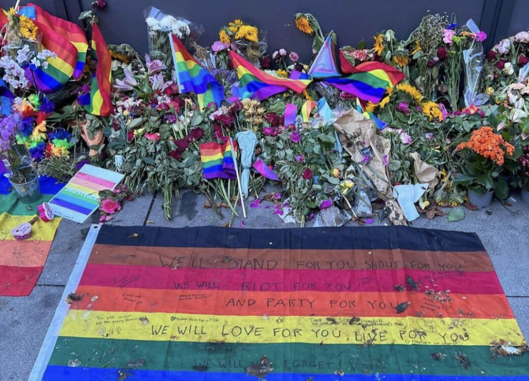 Skeivt arkiv overtar alle blomster, flagg og hilsener som ble lagt ned i dagene etter angrepet. Skeivt arkiv overtar alle blomster, flagg og hilsener som ble lagt ned i dagene etter angrepet.