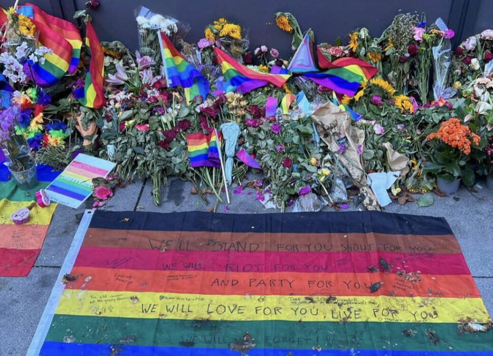 Skeivt arkiv overtar alle blomster, flagg og hilsener som ble lagt ned i dagene etter angrepet.