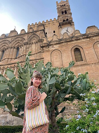 Nora Dåsnes sender Blikk et bilde av seg selv foran en katedral i Palermo.
