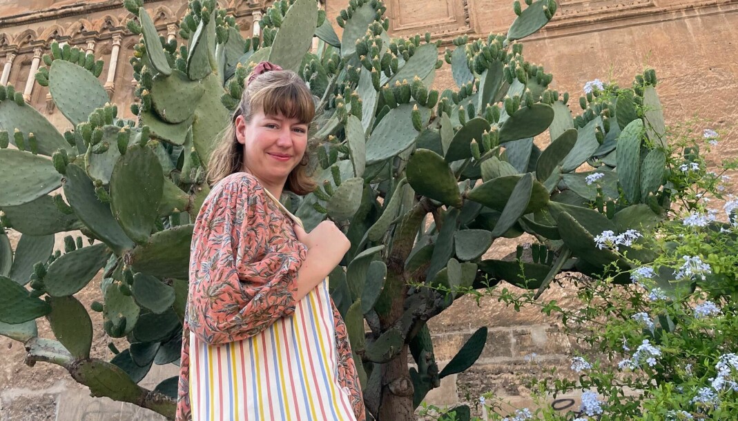 Nora Dåsnes har utgitt de to kritikerroste grafiske romanene «Ti kniver i hjertet» (2020) og «Ubesvart anrop» (2021). Hun har vunnet Pondusprisen og Kulturdepartementets tegneseriepris, og er nominert til Nordisk råds barne- og ungdomslitteraturpris 2022. Til høsten kommer hennes tredje utgivelse for barn, «La skogen leve!». Nora Dåsnes har utgitt de to kritikerroste grafiske romanene «Ti kniver i hjertet» (2020) og «Ubesvart anrop» (2021). Hun har vunnet Pondusprisen og Kulturdepartementets tegneseriepris, og er nominert til Nordisk råds barne- og ungdomslitteraturpris 2022. Til høsten kommer hennes tredje utgivelse for barn, «La skogen leve!».