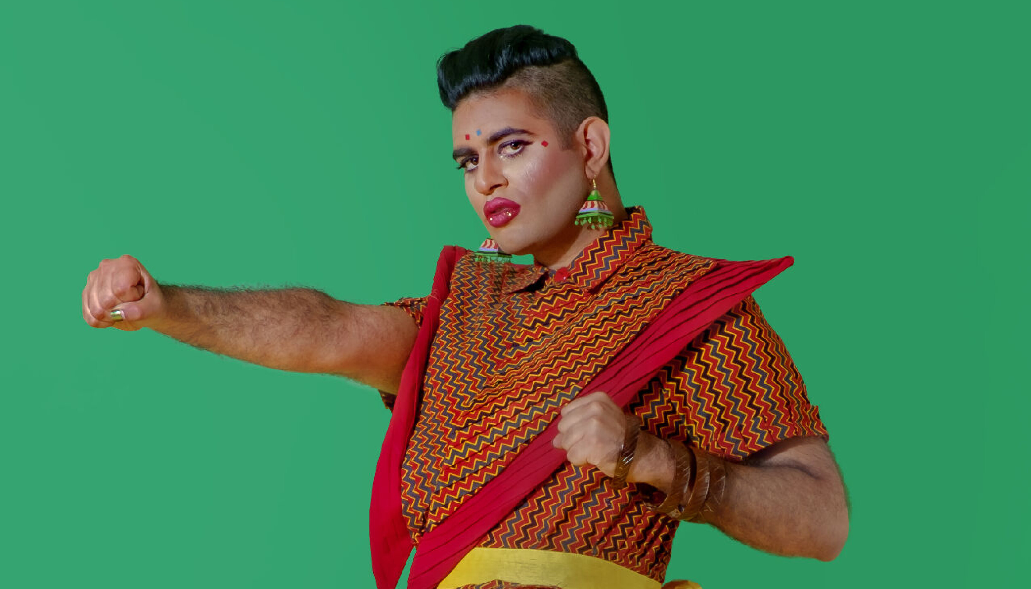 ALOK er en internasjonalt anerkjent performancekunstner, forfatter, moteinfluenser, foreleser, komiker og aktivist. For å nevne noe. De identifiserer seg som ikke-binær og transfeminin. ALOK er en internasjonalt anerkjent performancekunstner, forfatter, moteinfluenser, foreleser, komiker og aktivist. For å nevne noe. De identifiserer seg som ikke-binær og transfeminin.