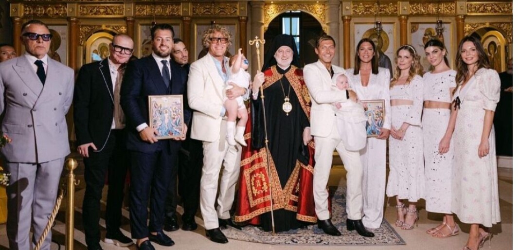 Peter Dundas (i midten t.v. med barn) og Evanggelos Bousis (i midten t.h. med barn) inviterte kjente gjester som Naomi Campbell, Natasha Poly og Dree Hemingway til å feire barnas dåpsdag. Peter Dundas (i midten t.v. med barn) og Evanggelos Bousis (i midten t.h. med barn) inviterte kjente gjester som Naomi Campbell, Natasha Poly og Dree Hemingway til å feire barnas dåpsdag.