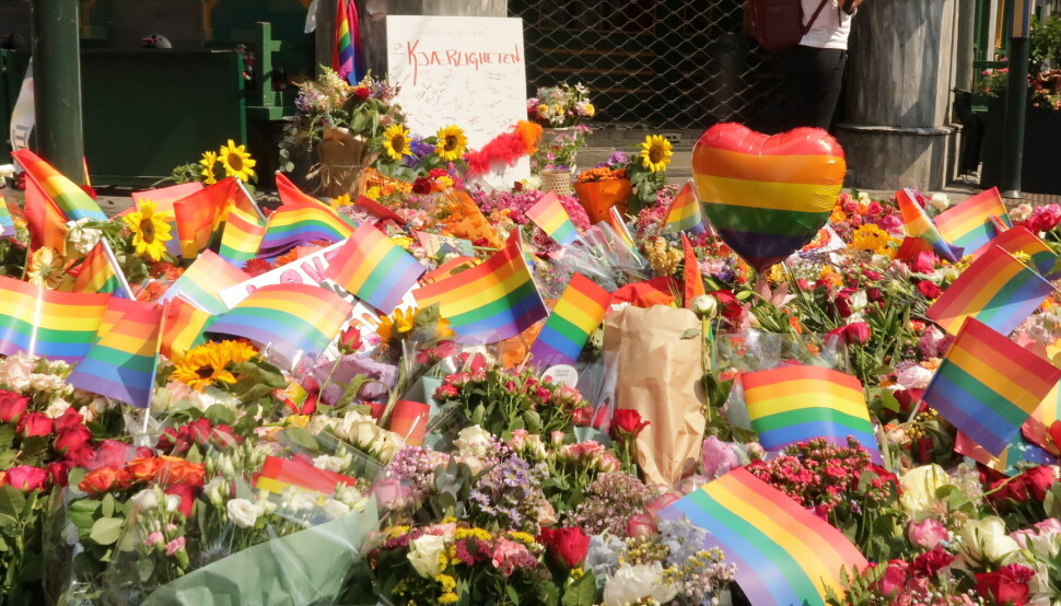 Blomster og regnbueflagg lagt ned etter solidaritetsmarkeringen i Oslo sentrum 26. juni.