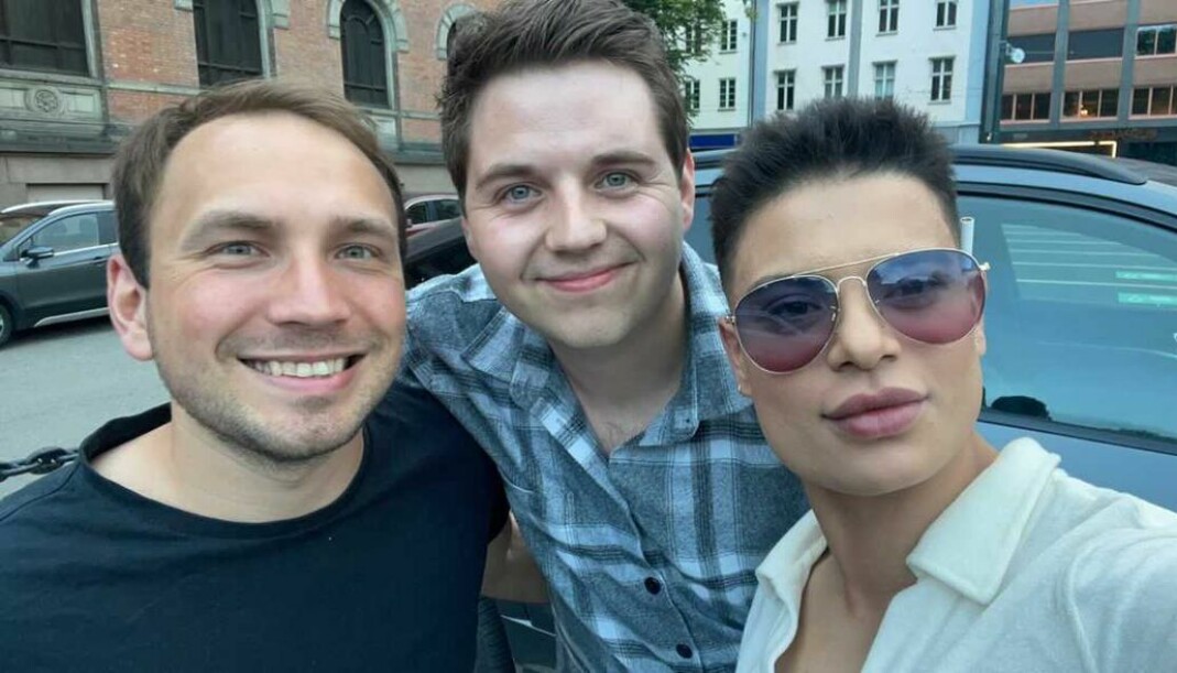 Sonja sender Blikk et bilde av seg selv og to kompiser ved Nationaltheatret i Oslo. Sonja sender Blikk et bilde av seg selv og to kompiser ved Nationaltheatret i Oslo.