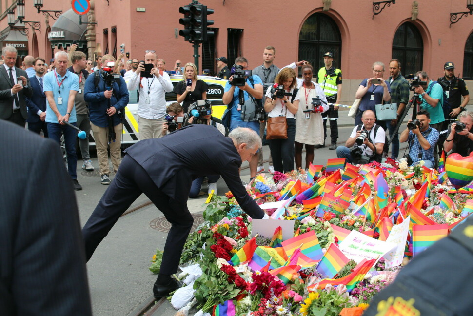 26. juli, dagen etter terrorangrepet der to mennesker mistet livet, la statsminister Jonas Gahr Støre ned blomster i blomsterhavet ved London Pub og Per på hjørnet.