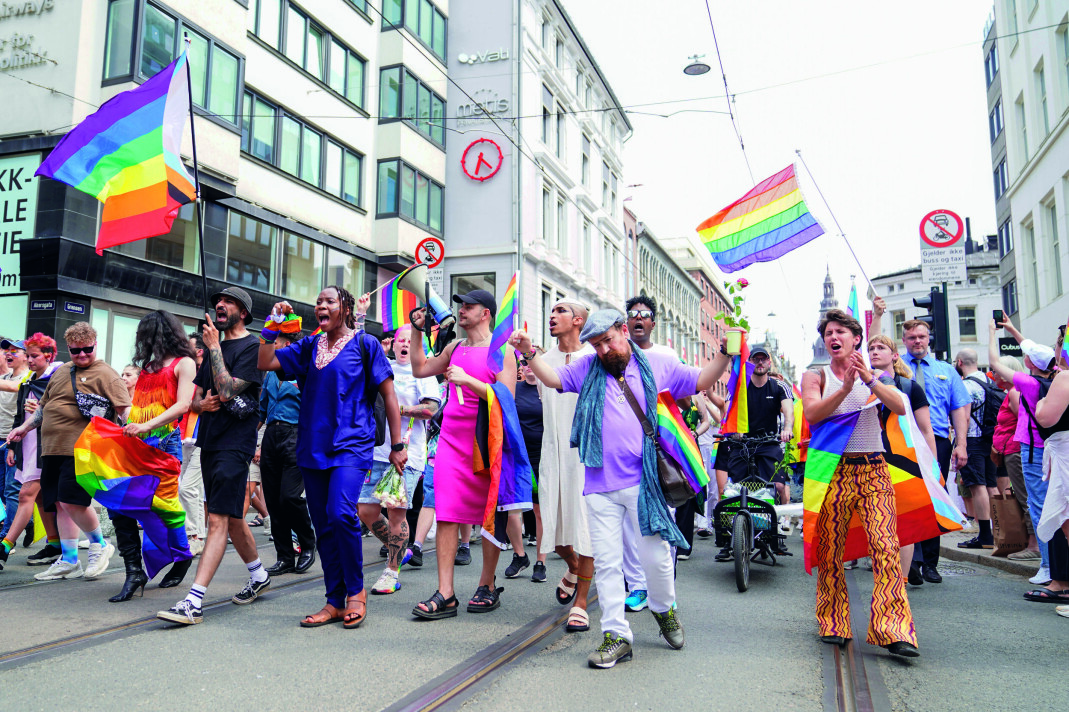 Flere tusen mennesker samlet seg til solidaritetsmarkering lørdag 25. juni etter at den opprinnelige prideparaden ble avlyst som følge av skyteepisoden mot London Pub natten før. I front gikk de skeive minoritetsorganisasjonene. Flere tusen mennesker samlet seg til solidaritetsmarkering lørdag 25. juni etter at den opprinnelige prideparaden ble avlyst som følge av skyteepisoden mot London Pub natten før. I front gikk de skeive minoritetsorganisasjonene.
