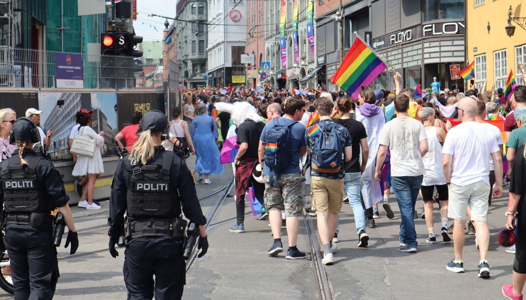 Politiet følger med på solidaritetsparaden som gikk gjennom Oslos gater 25. juni, få timer etter terrorangrepet utenfor London Pub og Per på hjørnet. Politiet følger med på solidaritetsparaden som gikk gjennom Oslos gater 25. juni, få timer etter terrorangrepet utenfor London Pub og Per på hjørnet.
