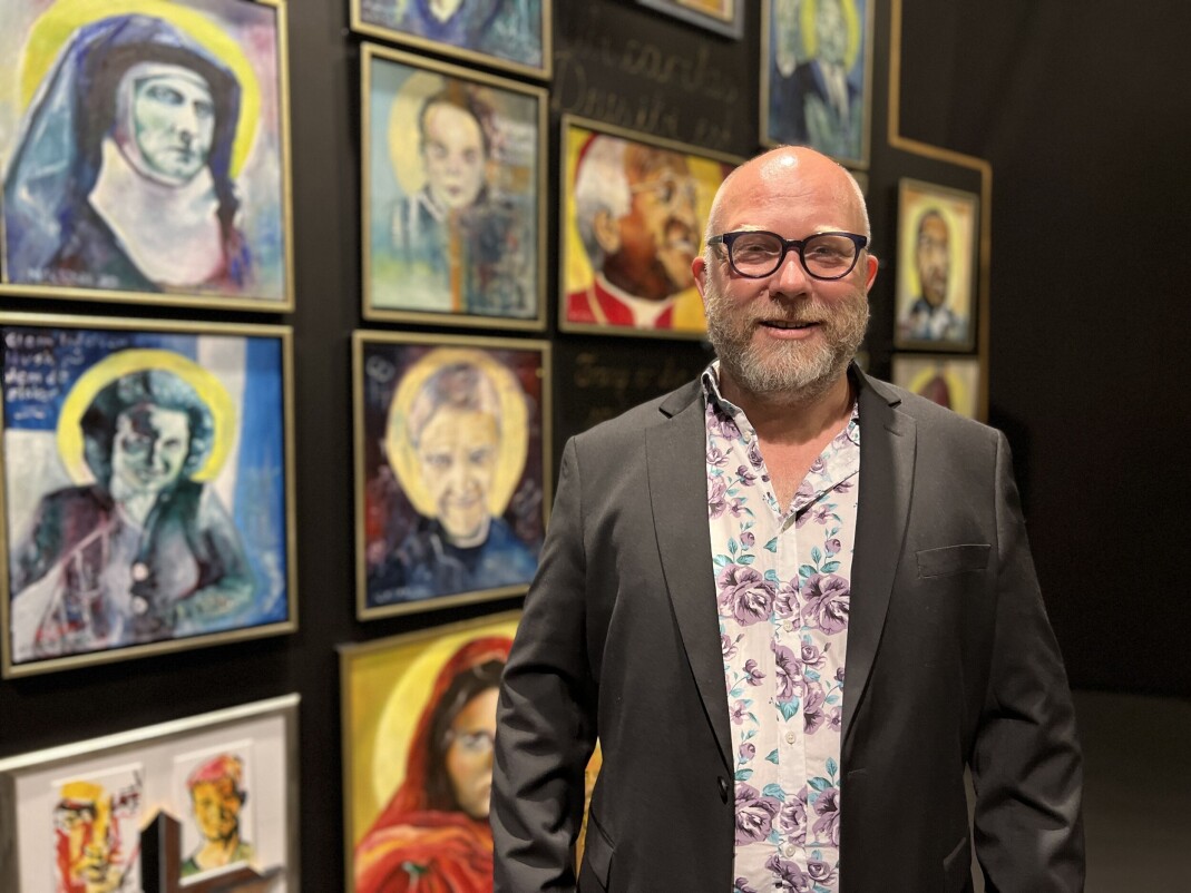 Sogneprest Nils J. Riedl kanoniserer lørdag Kim Friele i Stiklestad kirke. Her foran hans portrett «St. Kim Friele» som er en del av hans verk «Ikonostas» på årets Olsokutstilling Queer Spirit. Sogneprest Nils J. Riedl kanoniserer lørdag Kim Friele i Stiklestad kirke. Her foran hans portrett «St. Kim Friele» som er en del av hans verk «Ikonostas» på årets Olsokutstilling Queer Spirit.