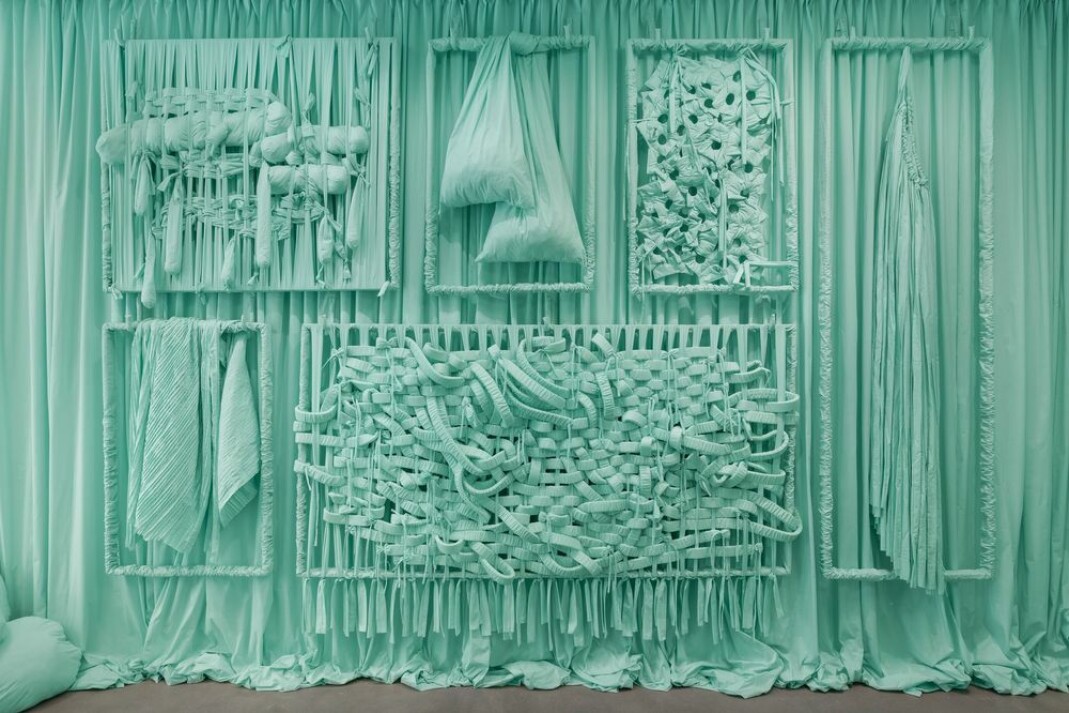 John K. Raustein, «Vegginstallasjon, flere skulpturelle arbeider (mint)» (detalj, 2022). John K. Raustein, «Vegginstallasjon, flere skulpturelle arbeider (mint)» (detalj, 2022).