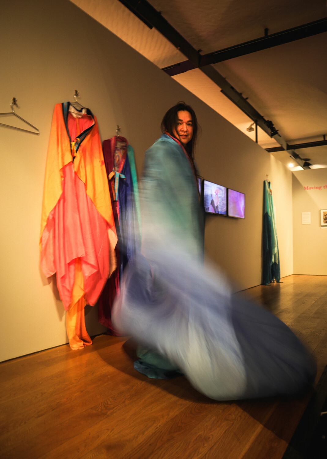 Tekstil og multikunstner Kiyoshi Yamamoto er med på gruppeutstillingen på Fossekleiva som står til 14.august. Yamamoto skaper ofte fargesterke kledninger med innbrodert tekst som legger et dypere lag av mening til verkene. Her fra utstillingsåpningen på Preus Fotomuseum som står ut året.