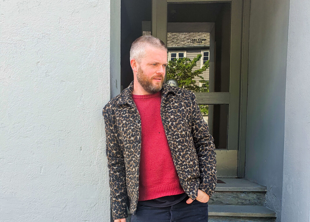 Lars Korff Lofthus er en av våre ledende samtidskunstnere. I arbeidene sine tematiserer og utfordrer han særlig den vestnorske kulturarven og bygdas tradisjoner, eksempelvis når han fyller bunader og ølkar med annen, ofte skeiv tematikk. Lars Korff Lofthus er en av kunstnerne som for tiden er representert på Nasjonalmuseets åpningsutstilling. Lars Korff Lofthus er en av våre ledende samtidskunstnere. I arbeidene sine tematiserer og utfordrer han særlig den vestnorske kulturarven og bygdas tradisjoner, eksempelvis når han fyller bunader og ølkar med annen, ofte skeiv tematikk. Lars Korff Lofthus er en av kunstnerne som for tiden er representert på Nasjonalmuseets åpningsutstilling.