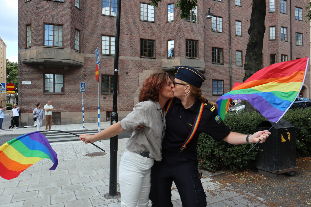 Politiet i Stockholm var massivt til stede under paraden slik de var under hele Pride-uken, både uniformert og i sivil. Denne betjenten hadde derimot tatt fri for å feire Pride sammen med kjæresten. Hun stilte derfor i «skreddersydd» uniform for anledningen.