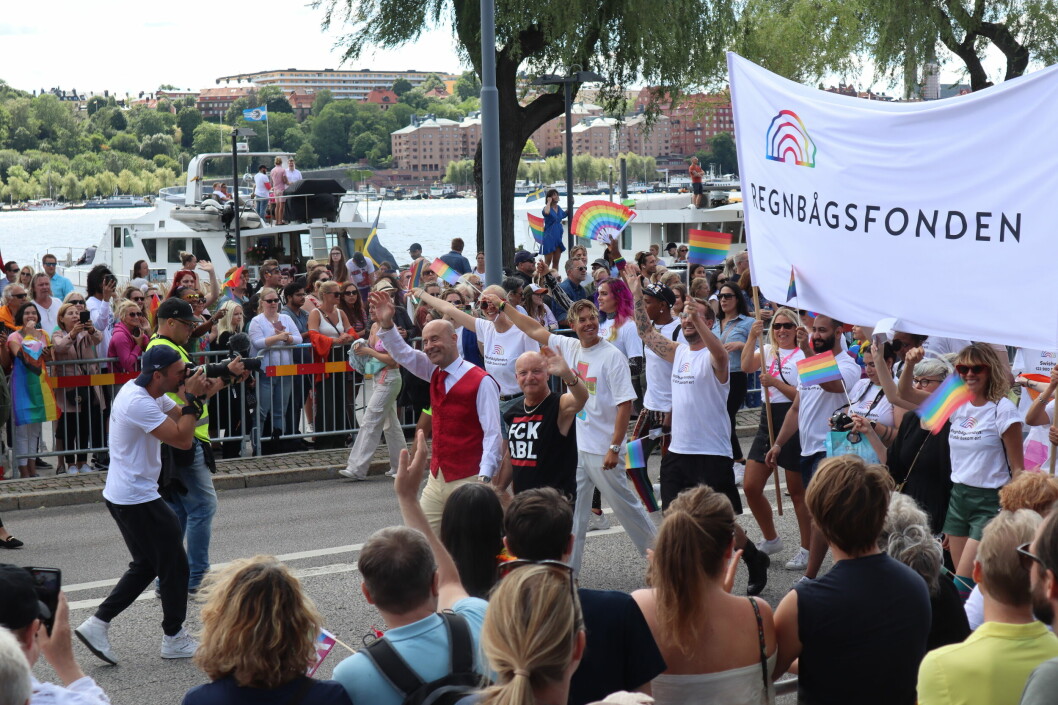 Presis klokka 13 var Stockholm Pride Parade 2022 i gang, anført av det svenske super- kjendisparet Jonas Gardell og ektemannen Mark Levengood.