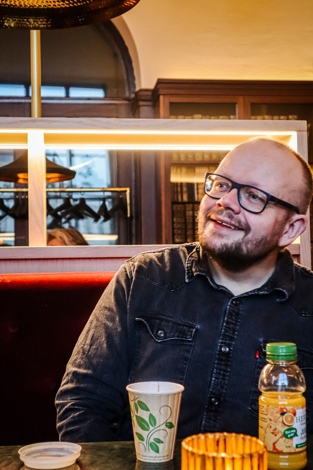 Mjøsas store sønn forfatter og kulturentrepenør Bjørn Hatterud har hatt en finger med i mye av det som har foregått på museene og kulturinstitusjonene så langt under Skeivt kulturår. Når han ikke kuraterer, konsulterer eller deler av sin kulturelle kompetanse, leser han bøker. Denne måneden lanseres også Bjørn Hatterud, Fin Serck-Hanssen og Caroline Ugelstad Elnæs sin egen bok, kalt Skeive ikoner. Boka er en samling dokumentariske intervjuer med skeive foregangsmennesker av ulikt slag, som også er portrettert av fotograf-nestor Fin Serck-Hanssen. Mjøsas store sønn forfatter og kulturentrepenør Bjørn Hatterud har hatt en finger med i mye av det som har foregått på museene og kulturinstitusjonene så langt under Skeivt kulturår. Når han ikke kuraterer, konsulterer eller deler av sin kulturelle kompetanse, leser han bøker. Denne måneden lanseres også Bjørn Hatterud, Fin Serck-Hanssen og Caroline Ugelstad Elnæs sin egen bok, kalt Skeive ikoner. Boka er en samling dokumentariske intervjuer med skeive foregangsmennesker av ulikt slag, som også er portrettert av fotograf-nestor Fin Serck-Hanssen.