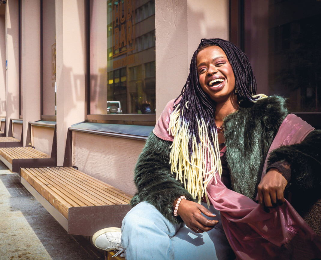 Blikks lesere møtte Alisha Dhaqane i Blikks Pride-nummer. Nærmere 70 000 følgere fra hele verden har møtt henne gjennom sosiale medier. Dhaqane kom til Norge fra Somalia 16 år gammel. Hun bruker internett aktivt for å fremme toleranse for skeive, særlig i den somaliske kulturen. – Når muslimer kommer til Norge og får leve å praktisere sin religion som de vil i full frihet, bør de unne skeive muslimer den samme friheten til å være seg selv, sa Dhaqane til Blikk i juni i år. Blikks lesere møtte Alisha Dhaqane i Blikks Pride-nummer. Nærmere 70 000 følgere fra hele verden har møtt henne gjennom sosiale medier. Dhaqane kom til Norge fra Somalia 16 år gammel. Hun bruker internett aktivt for å fremme toleranse for skeive, særlig i den somaliske kulturen. – Når muslimer kommer til Norge og får leve å praktisere sin religion som de vil i full frihet, bør de unne skeive muslimer den samme friheten til å være seg selv, sa Dhaqane til Blikk i juni i år.