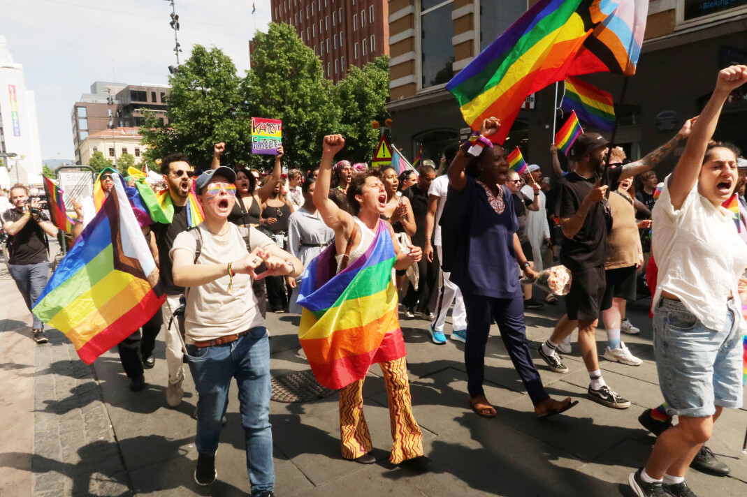 Selv om Oslo Pride måtte avlyse sin parade lørdag 25. juni i år, samlet flere tusen seg i en solidaritetsparade fra Grønland til London Pub, hvor skuddene falt natta før og tok livet til to personer og skadet mange andre. Selv om Oslo Pride måtte avlyse sin parade lørdag 25. juni i år, samlet flere tusen seg i en solidaritetsparade fra Grønland til London Pub, hvor skuddene falt natta før og tok livet til to personer og skadet mange andre.