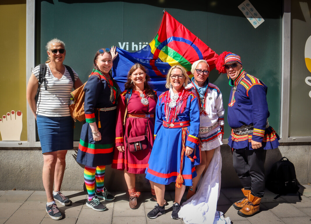 Under Stockholm Pride sist helg var denne gjengen tydelig på at skeiv samisk synlighet og tilstedeværelse var svært viktig. De fleste av dem stilte derfor i tradisjonelle samiske drakter, og flere av dem hadde også tenkt seg på Sápmi Pride i Gällivare til helga. – Samene må finne sammen, holde sammen og som skeive samer synes hvor hen vi kan bli sett, sa Madeline Niia Körössy. (f.v. Andrea Eidesten, Anna Tjernstrøm, Veronica Niia, Madeline Niia Körössy, Nils-Axel Heikka og Andreas Jansson.) Under Stockholm Pride sist helg var denne gjengen tydelig på at skeiv samisk synlighet og tilstedeværelse var svært viktig. De fleste av dem stilte derfor i tradisjonelle samiske drakter, og flere av dem hadde også tenkt seg på Sápmi Pride i Gällivare til helga. – Samene må finne sammen, holde sammen og som skeive samer synes hvor hen vi kan bli sett, sa Madeline Niia Körössy. (f.v. Andrea Eidesten, Anna Tjernstrøm, Veronica Niia, Madeline Niia Körössy, Nils-Axel Heikka og Andreas Jansson.)