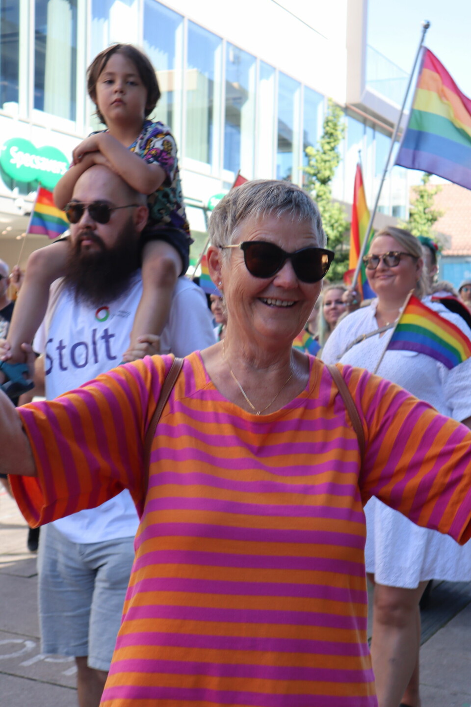 Fredrikstadpatriot og forfatter Mette Werner var naturlig nok hjertelig til stede i prideparaden.
