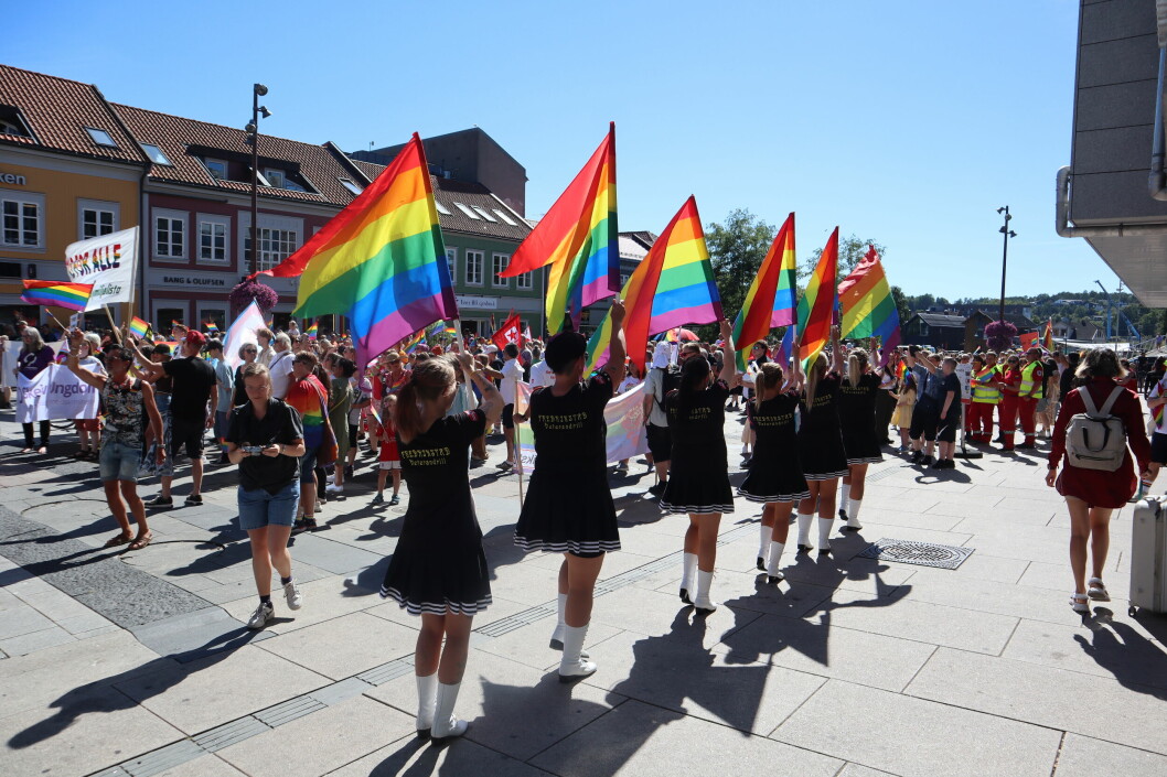 Paraden fulgte flaggborgen til den kvinnesterke gjengen i Fredrikstad veterandrill gjennom byen og bort til Stortorget.