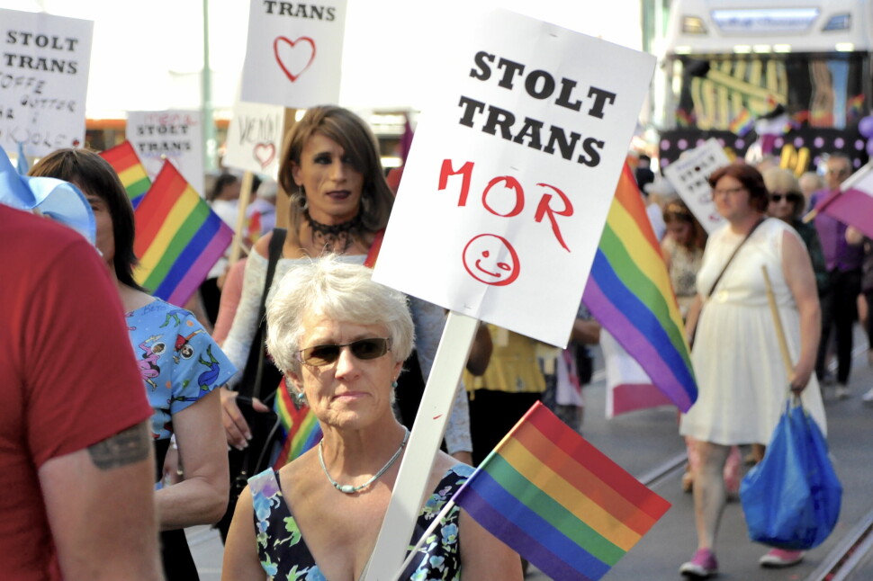 En paradedeltaker holder en plakat med påskriften «stolt transmor» under Oslo Pride i 2018.