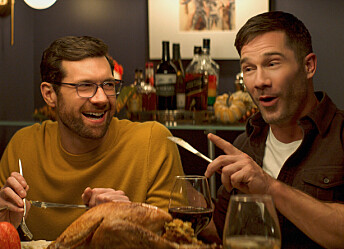 Aaron (Luke Macfarlane) til Bobby (Billy Eichner) når han skal introdusere ham for familien: «Kan du ikke være mindre deg selv i tre timer. Jeg vil at de skal like deg». Rådet blir ikke tatt godt imot. Aaron (Luke Macfarlane) til Bobby (Billy Eichner) når han skal introdusere ham for familien: «Kan du ikke være mindre deg selv i tre timer. Jeg vil at de skal like deg». Rådet blir ikke tatt godt imot.