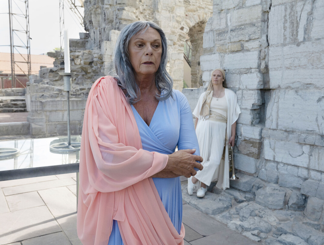 Norges transpionér Esben Esther Pirelli Benestad spiller hovedrollen som Jesus i Jo Cliffords «The Gospel According to Jesus, Queen of Heaven», som på norsk har fått tittelen «Evangeliet etter Jesus, Himmelens Dronning». Den nykomponerte musikken er skrevet av trompetist og Spellemannsvinner Ingrid Frivold (bak). Norges transpionér Esben Esther Pirelli Benestad spiller hovedrollen som Jesus i Jo Cliffords «The Gospel According to Jesus, Queen of Heaven», som på norsk har fått tittelen «Evangeliet etter Jesus, Himmelens Dronning». Den nykomponerte musikken er skrevet av trompetist og Spellemannsvinner Ingrid Frivold (bak).