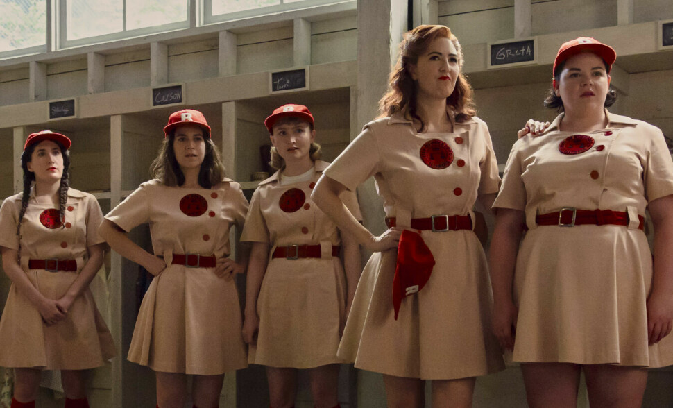 I den nye Amazon Prime-serien «A League of Their Own» følger vi det kvinnelige baseball-laget Rockford Peaches som under andre verdenskrig kjemper seg fram i den til da mannsdominerte idretten.