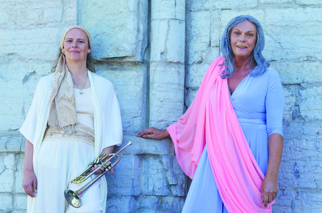 Spiller sexolog og transpionér Esben Esther Pirelli Benestad (t.h.) spiller Jesus som transperson i stykket «Evangeliet etter Jesus, Himmelens Dronning». Ingrid Frivold, også kjent under artistnavnet Frvldz, er musiker i stykket og har komponert den nyskrevne musikken. Spiller sexolog og transpionér Esben Esther Pirelli Benestad (t.h.) spiller Jesus som transperson i stykket «Evangeliet etter Jesus, Himmelens Dronning». Ingrid Frivold, også kjent under artistnavnet Frvldz, er musiker i stykket og har komponert den nyskrevne musikken.