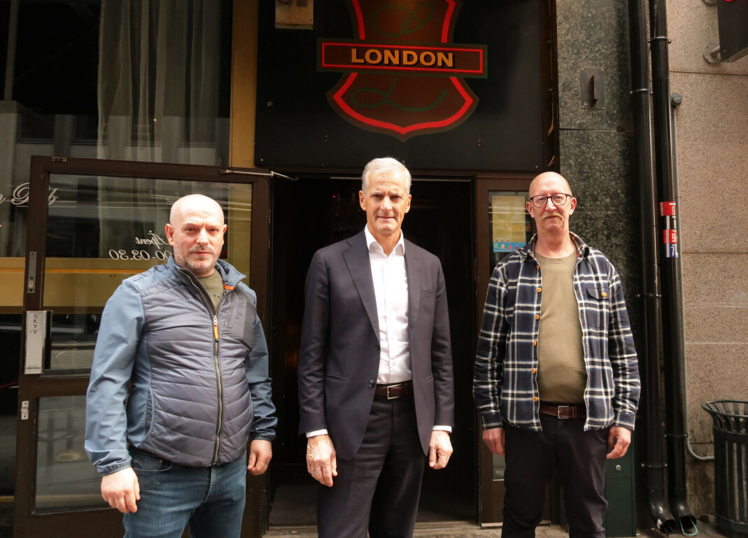 (f.v.) Avni Fetisi, daglig leder på London Pub, statsminister Jonas Gahr Støre og bartender på London Pub Tor-Arne. (f.v.) Avni Fetisi, daglig leder på London Pub, statsminister Jonas Gahr Støre og bartender på London Pub Tor-Arne.