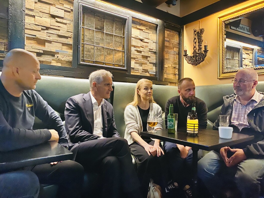 Statsminister Jonas Gahr Støre i samtale med ansatte på Per på hjørnet og London Pub. Statsminister Jonas Gahr Støre i samtale med ansatte på Per på hjørnet og London Pub.