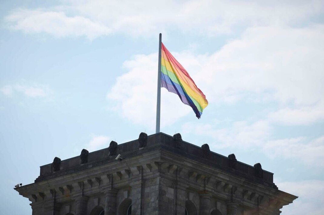 Tyskland blir regnet som et relativt trygt land for skeive. Regnbueflaggene vaiet over regjeringsbygningen Bundestag i forbindelse med Berlin Pride. Samtidig døde transmannen Malte C. på sykehus som offer for hatkriminalitet. Tyskland blir regnet som et relativt trygt land for skeive. Regnbueflaggene vaiet over regjeringsbygningen Bundestag i forbindelse med Berlin Pride. Samtidig døde transmannen Malte C. på sykehus som offer for hatkriminalitet.
