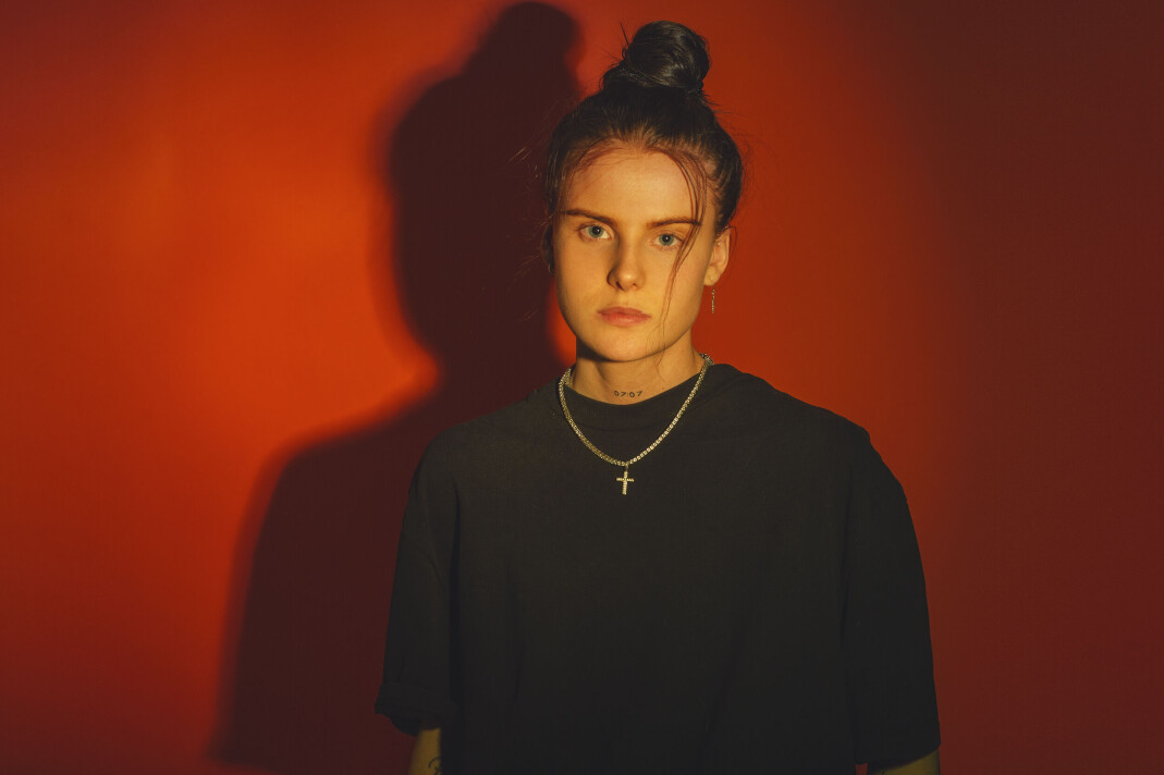 Ash Olsen regnes som en av våre mest lovende unge artister. Hun rapper om damer og sex. Lørdag skal hun holde livekonsert på Arendal på skeiva. Ash Olsen regnes som en av våre mest lovende unge artister. Hun rapper om damer og sex. Lørdag skal hun holde livekonsert på Arendal på skeiva.